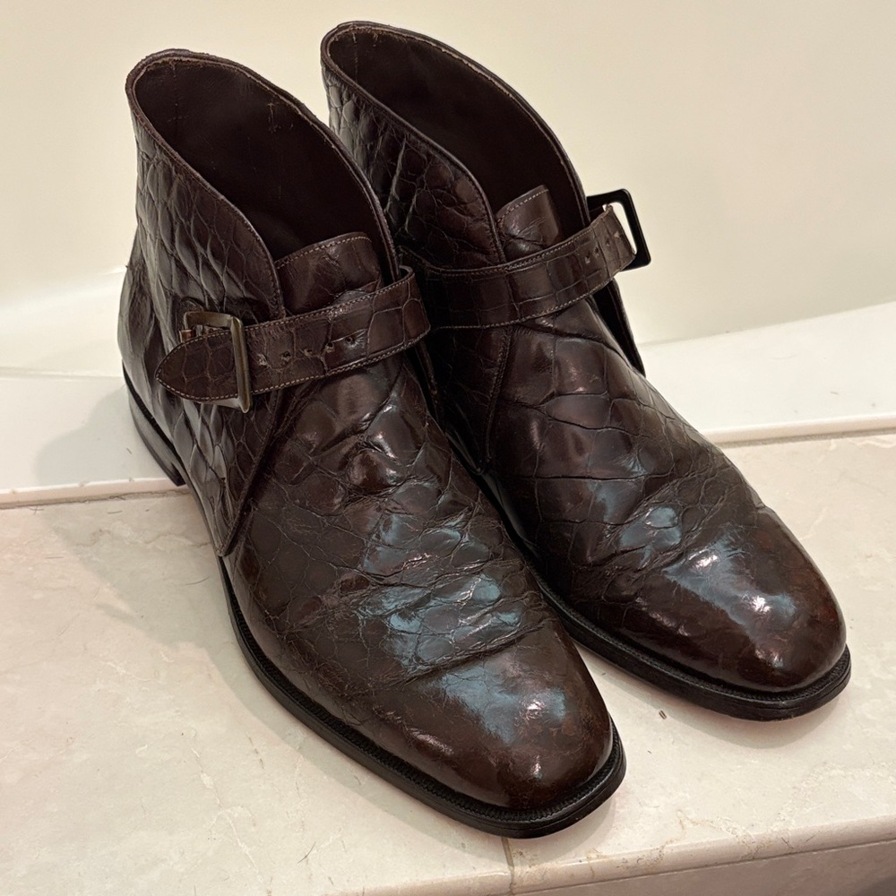 Elegant Dark Brown Croc-Embossed Chukka Boots
